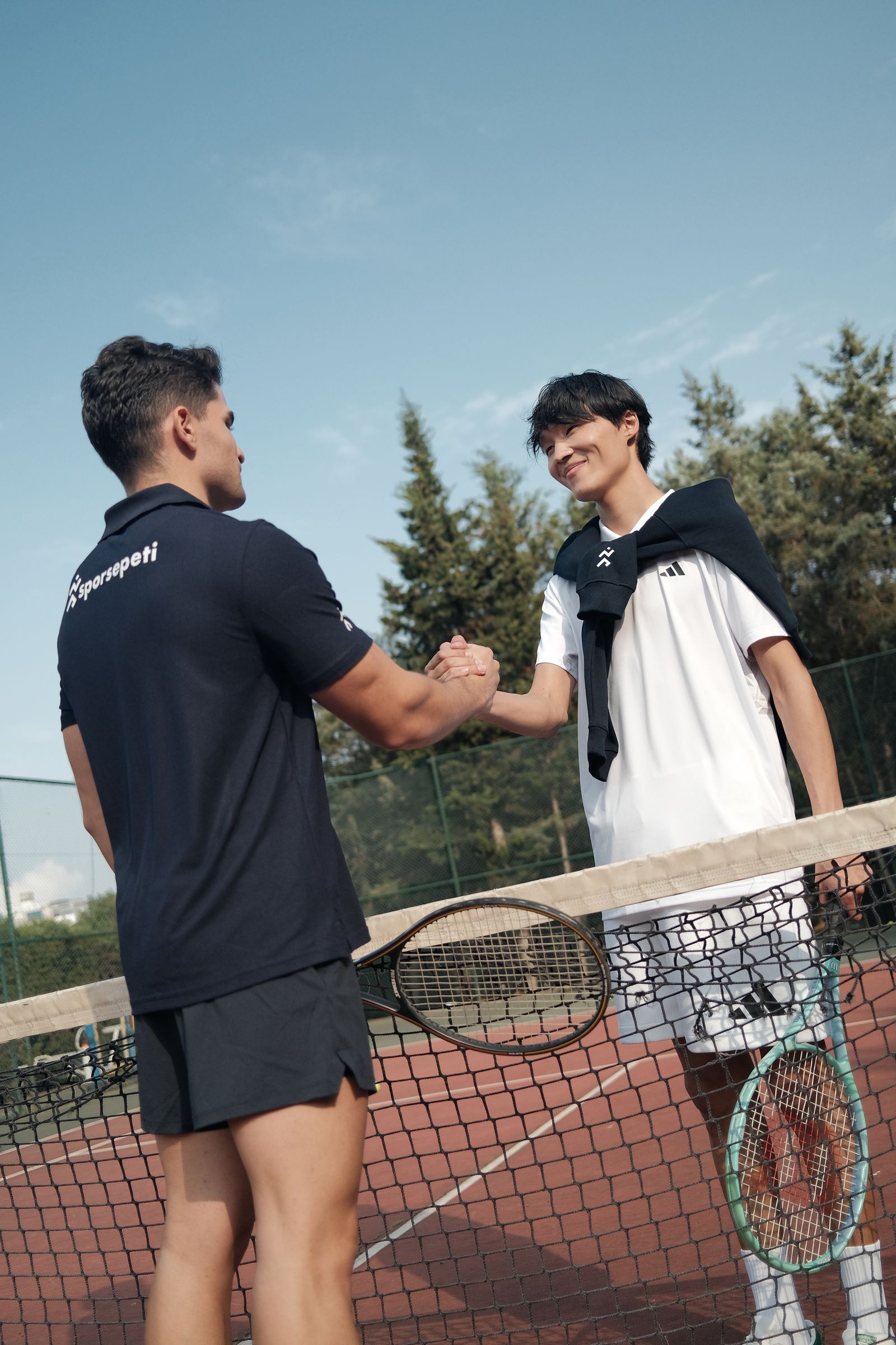 Maç sonrası filede tokalaşan iki tenis oyuncusu