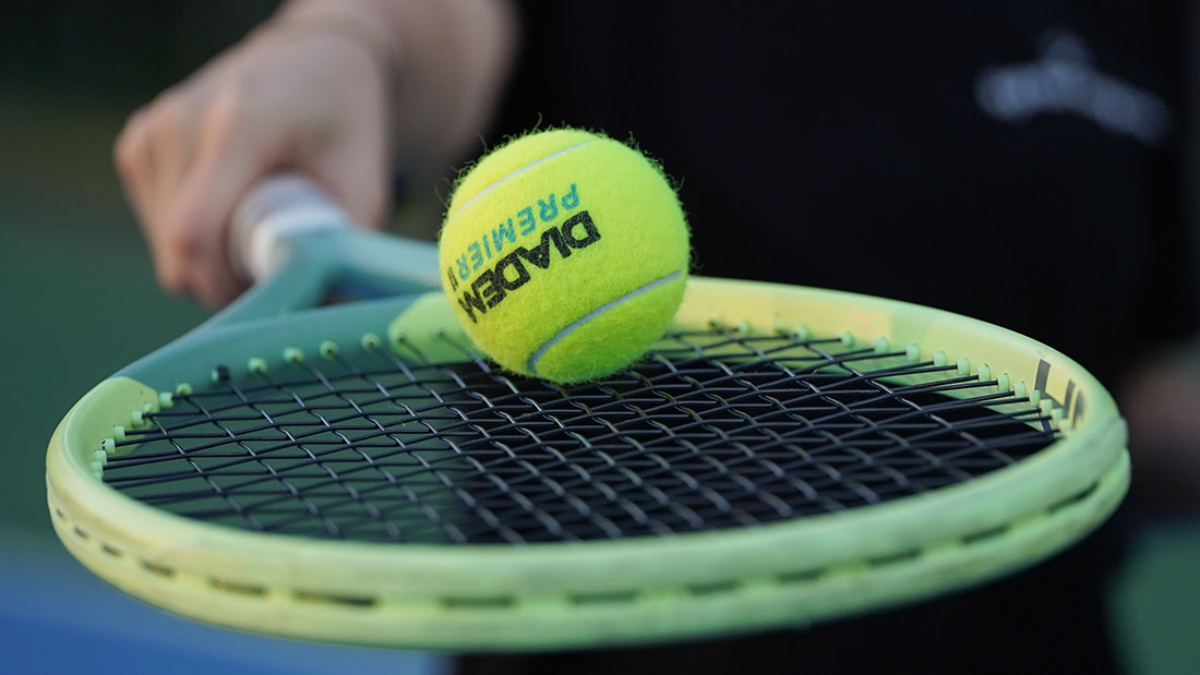 Sporsepeti tenis eğitimi ve katılımcılar